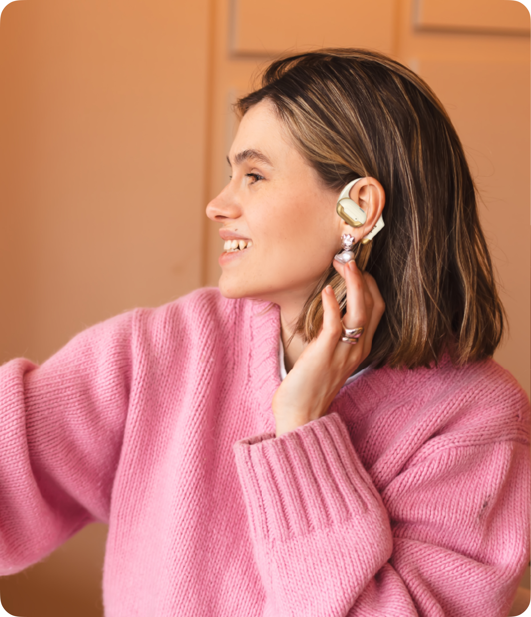 A women wearing a FINGERS OWaveS bluetooth earphones wireless and smiling